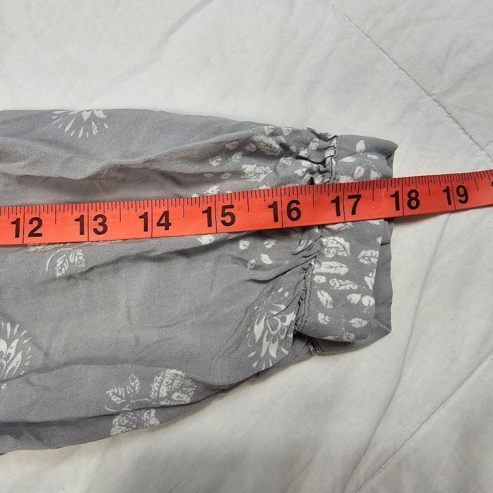 Holding Horses Anthropology Grey Floral Print Ruffle Tunic Top Women's Size XS - Picture 8 of 8